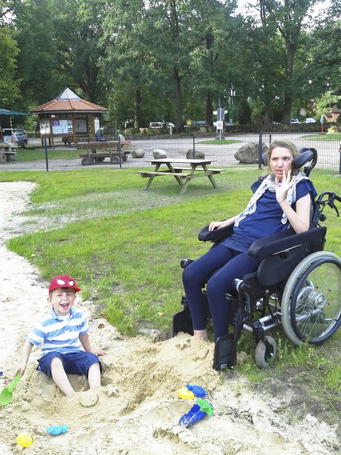 Silke Büttinghaus verbringt mit ihrem Sohn Cord Zeit auf dem Spielplatz | Foto: Privat