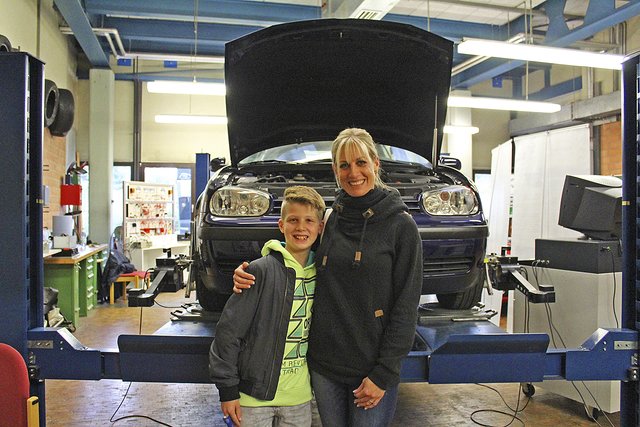 Bis zum Berufsstart ist es noch etwas hin, Jarod (11) und seine Mutter Sheila Bretzmann nutzten trotzdem die Chance, sich zu informieren
