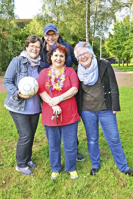 Die Organisatorinnen Elke Müller (v. li.), Susanne Löwe und Lehrerin Anne Schröder-Durben mit dem Schulpaten Kai Bronisch