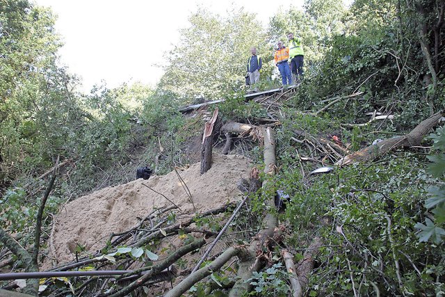 Der Sand-Kipper rutsche die Böschung neben der B73 hinab