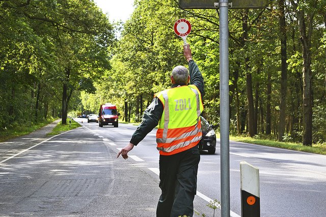 Mitarbeiter des Hauptzollamtes Hannover und der Kontrolleinheit Verkehrswege Hamburg überprüften das Transportgewerbe auf der B75 bei Kakenstorf