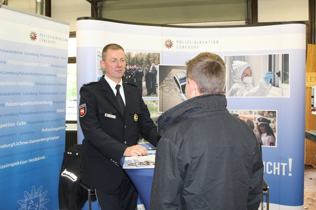 Polizeivollzugsbeamter Johannes Voskors informierte die Schüler über die Karrierechancen bei der Polizei