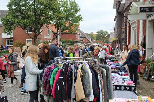Vor allem wer Bekleidung suchte, dem bot sich auf dem Flohmarkt eine große Auswahl