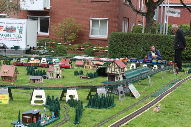 Vor dem Rathaus war eine riesige Modelleisenbahn aufgebaut