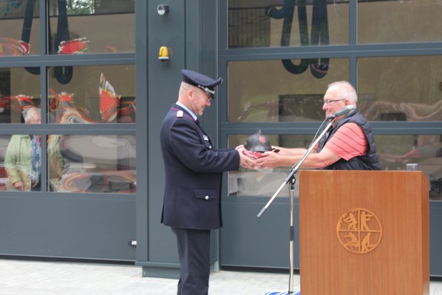 Der Heimatverein schenkte der Feuerwehr einen historischen Feuerhelm