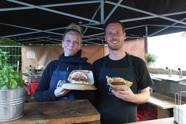 Femke Frädermann und Christoph Hammer von "Rolling Taste" zeige ihre Burgerkreationen