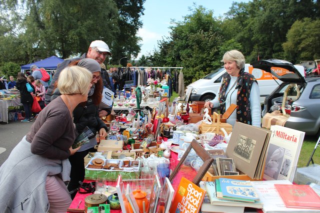 Buntes Warenangebot: Der Flohmarkt lud zu, Stöbern ein