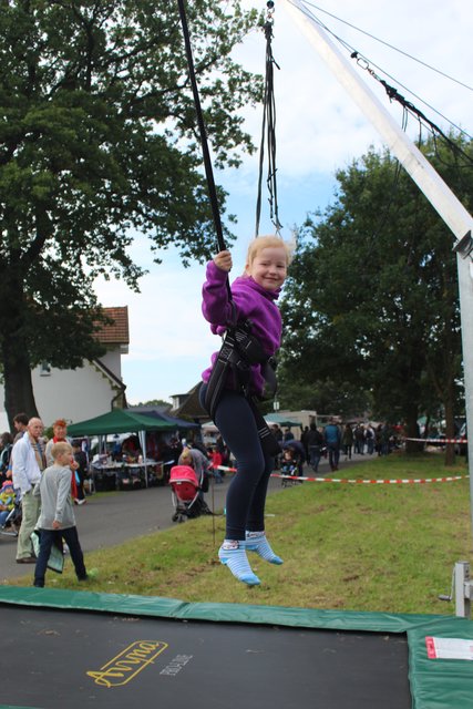 Das Bungee-Trampolin war der Renner bei den Kindern auf dem Dorffest