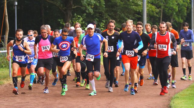 Ab geht die Post! Punkt 10.20 Uhr wurde am vergangenen Sonntag bei der Jubiläumsveranstaltung in Jesteburg der Hauptlauf über 20,5-Kilometer gestartet