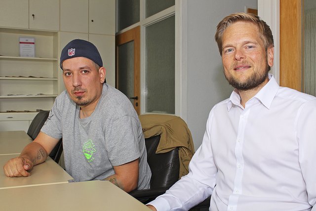 Fottball-Abteilungsleiter Phillip Reich und Post SV-Vorsitzender Jörg Grote freuen sich über die vielen neuen Mitglieder