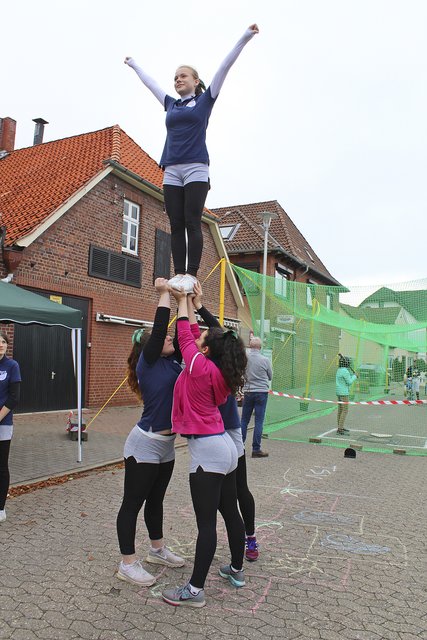 Beeindruckend: Die Pyramide der Cheerleader vom TSV Buxtehude-Altkloster