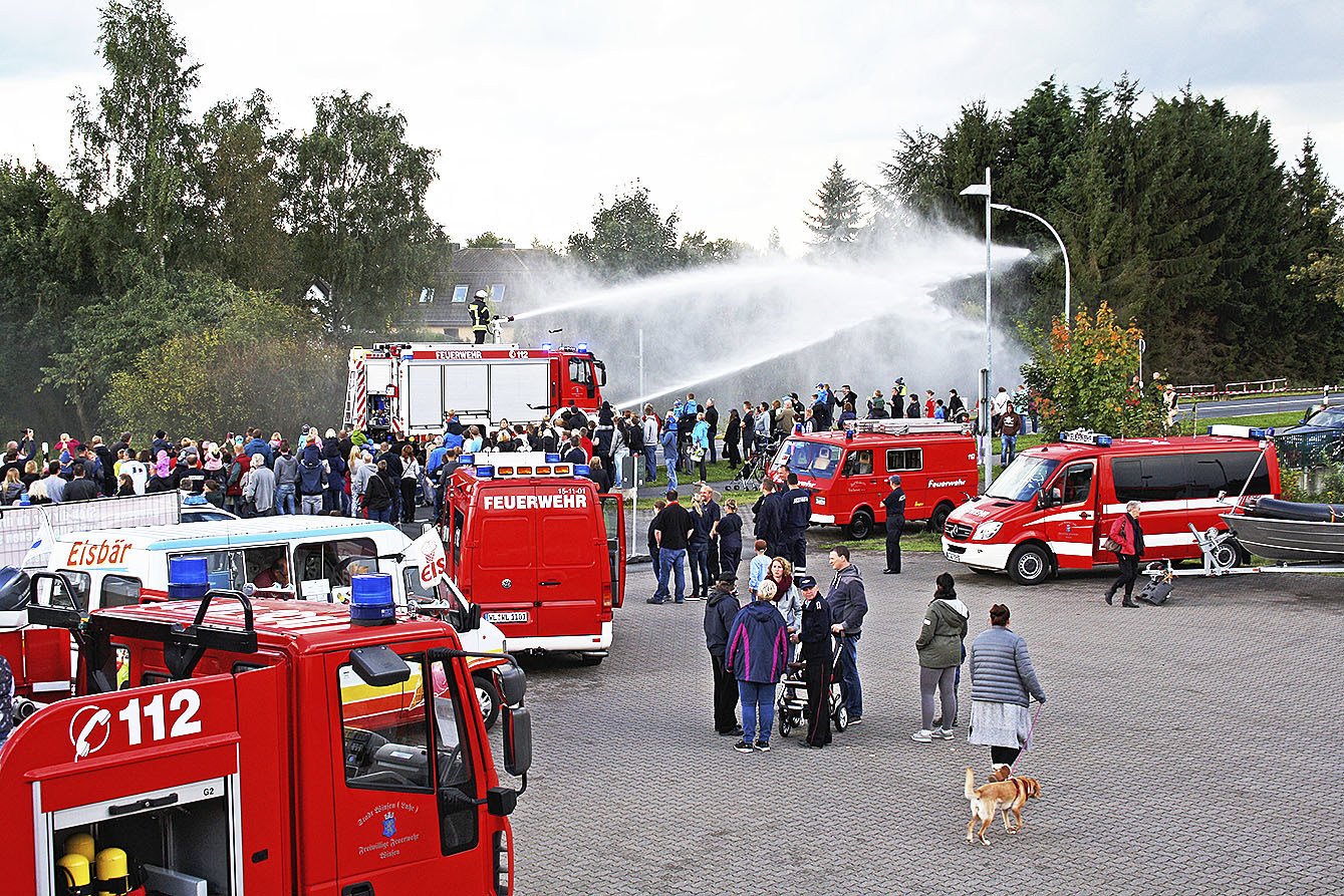 Das Großtanklöschfahrzeuge führte seine Wasserwerfer im Einsatz vor