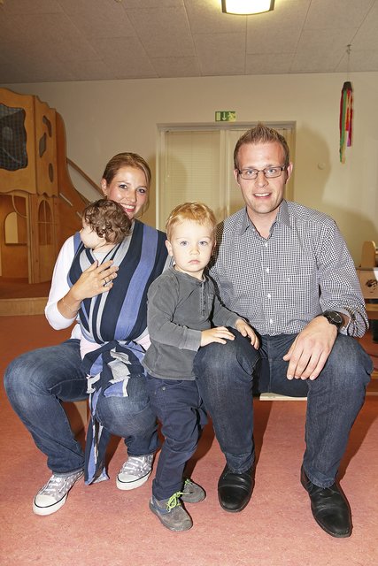 Torben und Stefanie Kuhring mit ihren Kindern Jannik und Marline (im Tragetuch)