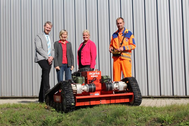 Lars Siemsglüß (v. li.), Gisela Schütt, Martina Oertzen und 
Straßenwärter Robert Bittner testen den Neuzugang der 
Autobahnmeisterei: einen ferngesteuerten Mähroboter