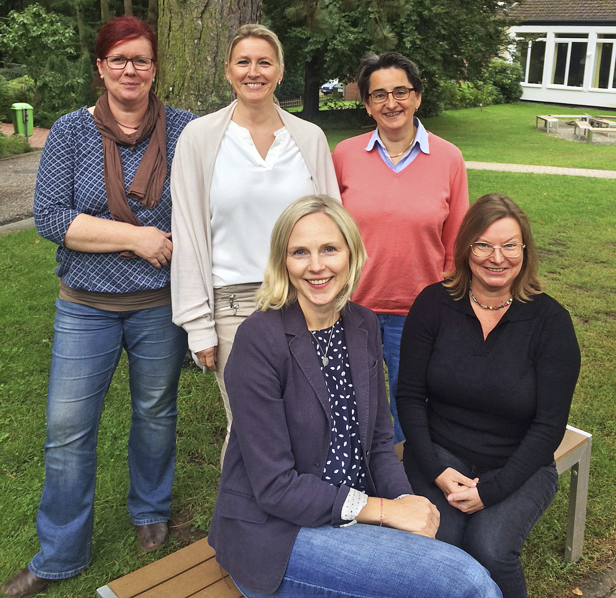 Der neue Vorstand des DKB-Kreisverbands im Landkreis Harburg (v. li.): Britta Papenburg, Diana Krohn, Gabriele Tschoepe, unten Nancy Herbig-Szczensny und Katrin Munz. Es fehlt: Astrid Warburg-Manthey