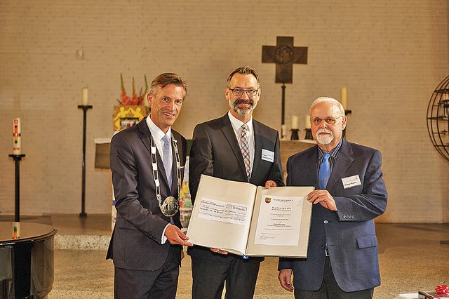 Zwei Wochen vor dem Brief übergab Bürgermeister Jan-Hendrik Röhse (v. li.) den Kulturpreis an Jürgen Stahlhut und Rainer Rucks