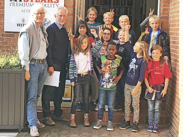 Matthias (li.) und Rüdiger Clausen trafen sich mit den Grundschülern in der "Alten Schule" in Maschen, in der jetzt ein Restaurant untergebracht ist