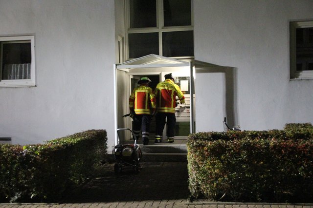 Feuerwehrleute erkunden das Gebäude | Foto: Mathias Köhlbrandt