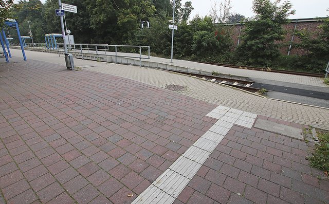 Die Situation am Harsefelder Bahnhof: Die weißen Leitstreifen enden vor dem Bahnsteig