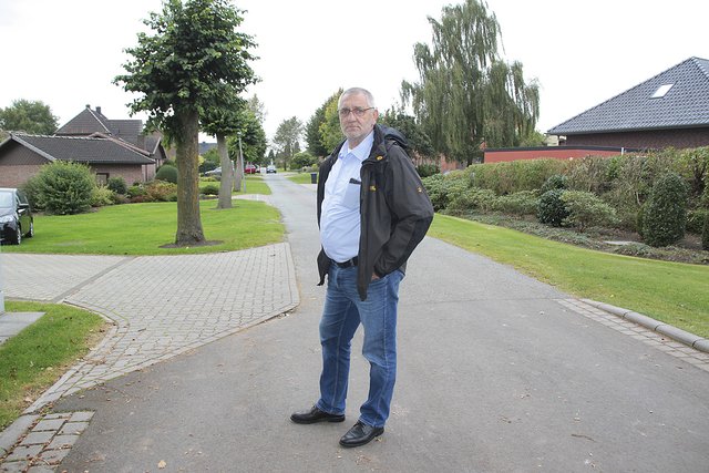 Bürgermeiter Gerhard Seba an der Straße "Im Kühl": Dort laufen bei Starkregen die Keller der Wohnhäuser voll Wasser