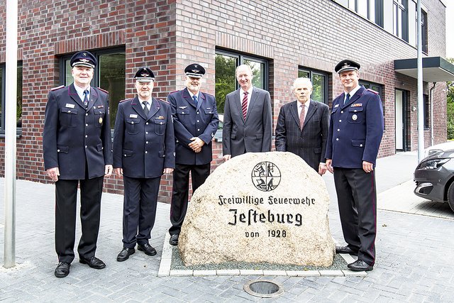 Freuen sich über die neue Feuerwehrwache (v. li.): Michael Kuch (stellv. Ortsbrandmeister), Joachim Röhrs (Ortsbrandmeister), Martin Ohl (Gemeindebrandmeister), Hans-Heinrich Höper (Samtgemeinde-Bürgermeister), Siegfried Ziegert (ehemaliger Feuerschutzausschuss-Vorsitzender) und Michael Matthies (ehemaliger Gemeindebrandmeister)