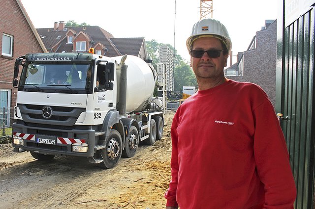 Polier Maik Kassner überwacht die Betonlieferung