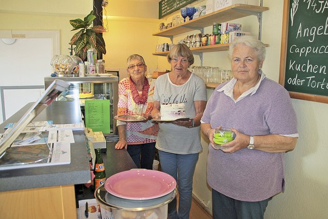 Gretel Brune (v. li.), Hannelore Wolff und Inge Lunardi im ehrenamtlich geführten Café