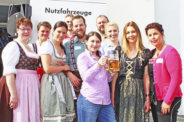 Prosit! Das Team des Autohauses „Kuhn+Witte“ um 
Geschäftsführerin Kerstin Witte (li.) feierte mit rund 
800 Besuchern ein zünftiges Oktoberfest