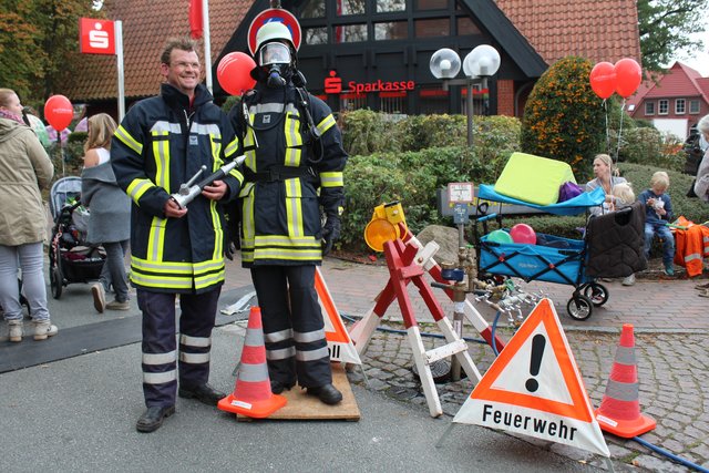 Martin Bienert von der Freiwilligen Feuerwehr Drestedt macht auf dem Herbstmarkt Werbung für die Brandschützer