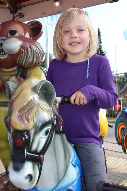 Joleen (4) hatte viel Spaß auf dem Kinderkarussell