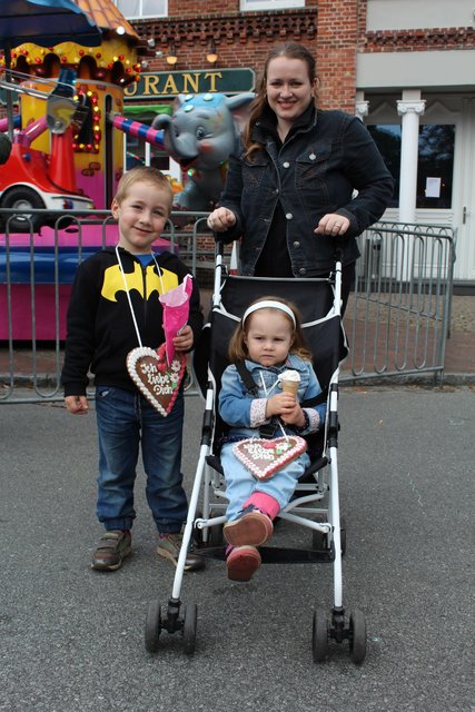 Eis und gebrannte Mandeln gehören einfach dazu: Marina genoss mit ihren Kindern Maxim und Victoria die 
Stimmung in Hollenstedt