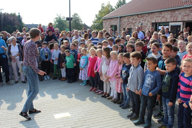"Unsere Schule ist toll": Die Kinder haben ein eigens zur Eröffnung getextetes Lied einstudiert