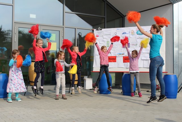 Zur Eröffnung führten diese Grundschülerinnen einen Tanz auf