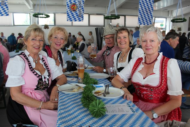 Stilecht in Dirndl und Lederhosen erschienen Beate Trautmann (v. li.), Ingrid Decker, Heinrich Nachtigall , Martina Müssig und Theresa Müller in Jesteburg