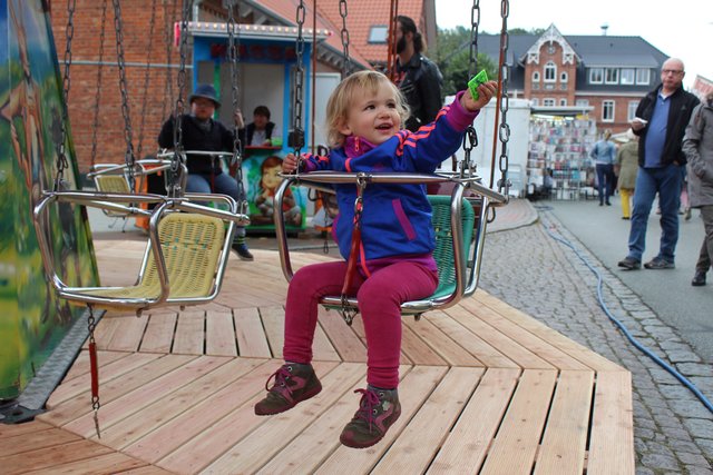 Nochmal! Die kleine Martha dreht auf dem Herbstmarkt in Hollenstedt eine Runde im Kettenkarussell