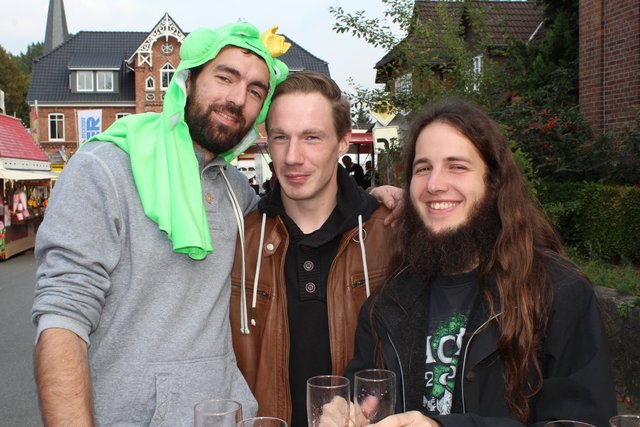 Sie sind in Hollenstedt aufgewachsen und kehrten für den Herbstmarkt in ihre Heimat zurück (v. li.): Martin Voges, Rene Wiese und Yannick Mogge