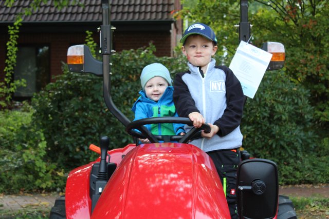 Trecker fahren oder doch lieber zum Karussell? Matty und sein Bruder Flynn hatten viel Spaß auf dem Herbstmarkt