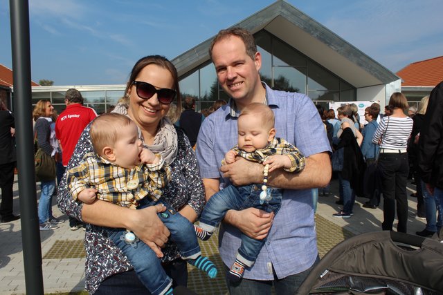 Bis zur Einschulung von Philipp (li.) und Raphael ist es zwar noch etwas hin, Mama Simoni und Papa Christian Bartsch sind aber trotzdem froh, dass die Grundschule im Ort bleibt