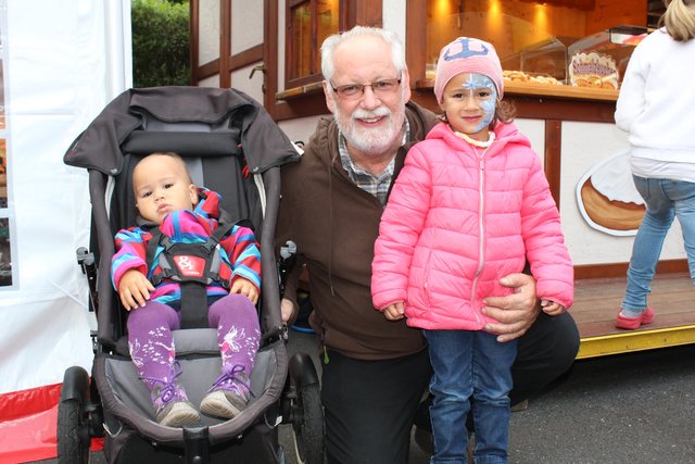 Opa Hannes dreht mit seinen Enkelinnen Charlotte (li.) und Amelie eine Runde über den Herbstmarkt