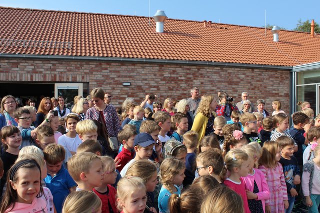 Zahlreiche Familien waren gekommen, um sich 
die neue Grundschule anzuschauen