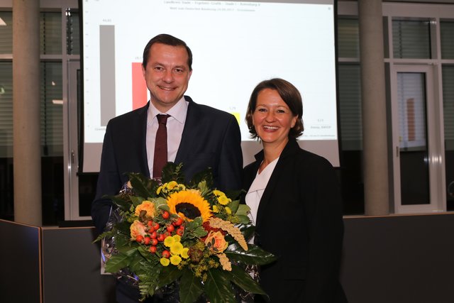 Ein strahlender Gewinner: Oliver Grundmann mit seiner Frau Anja. Der CDU-Politiker konnte sein gutes Ergebnis von 2013 fast behaupten