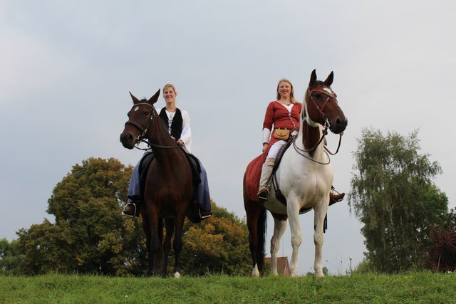 Auch Pferde gehören zu einem echten Mittelalter-Lager: Tanja Bahr (li.) auf Catharina M. und Lisa von Malottki auf Arisko genießen den Blick vom Deich auf das Spektakel