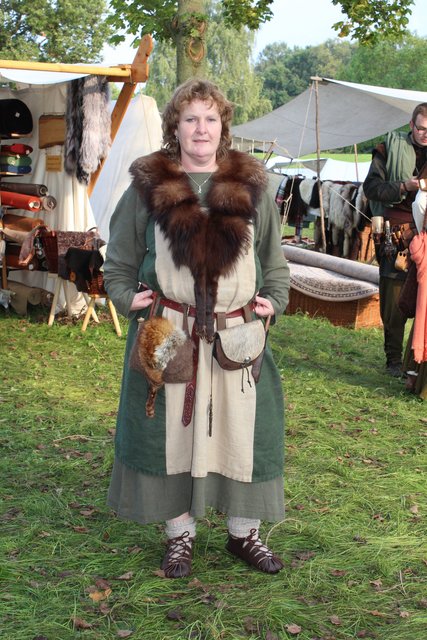 Kirsten Kohl trägt das traditionelle Outfit der Wikingerfrauen