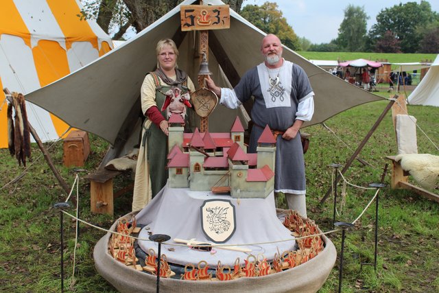 Mittelalter ist ihr Hobby: Monika und Marc Helmreich ziehen über die Märkte