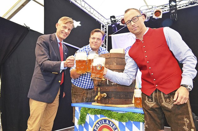 „O'zapft is!“ In Buchholz eröffneten Bürgermeister Jan-Hendrik Röhse (v. li.), Christian Giese (Möbel Kraft, Leiter Gastronomie) und Hausleiter Thorben Woelke das Oktoberfest | Foto: ah