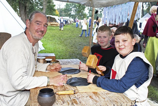 Jürgen Gnörich (v. li.) bastelte in der "Kinderkurzweyl" Geldbeutel mit den Rittern Felix und Tim