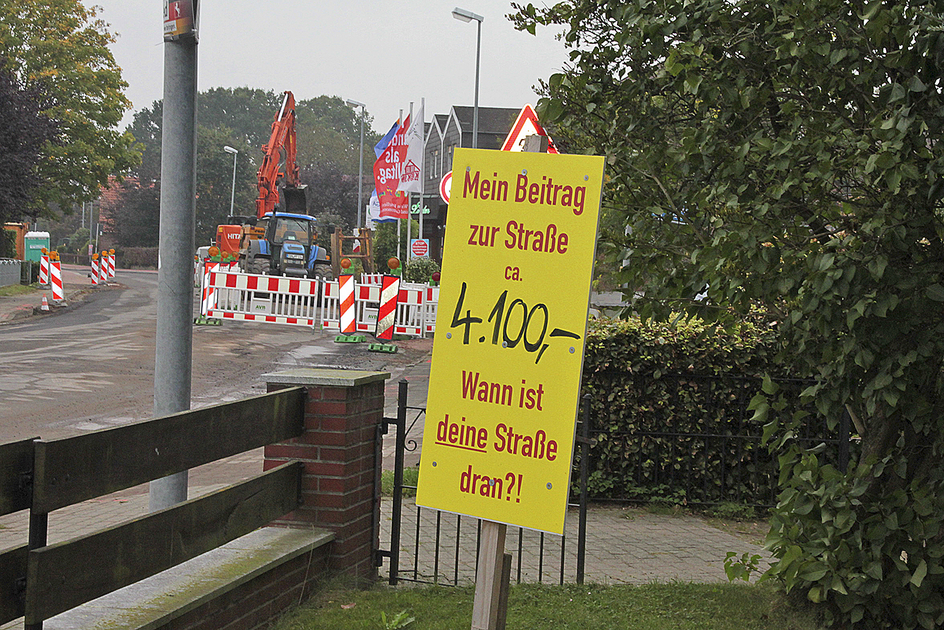 Auch nach der vom Rat beschlossenen Entlastung der Anwohner bleiben die Protestschilder an der Schölischer Straße stehen