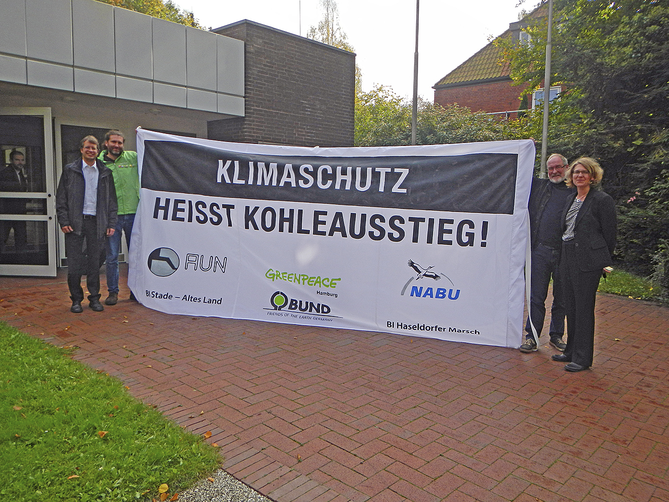 Mini-Demo am Eingang des Oberverwaltungsgerichts in Lüneburg (v. li.): Rechtsanwalt Philipp Heinz , der die Privatklägerin vertritt, Holger Becker (Greenpeace), Ulrich Hemke (BUND Stade) und Anwältin Dr. Roda Verheyen