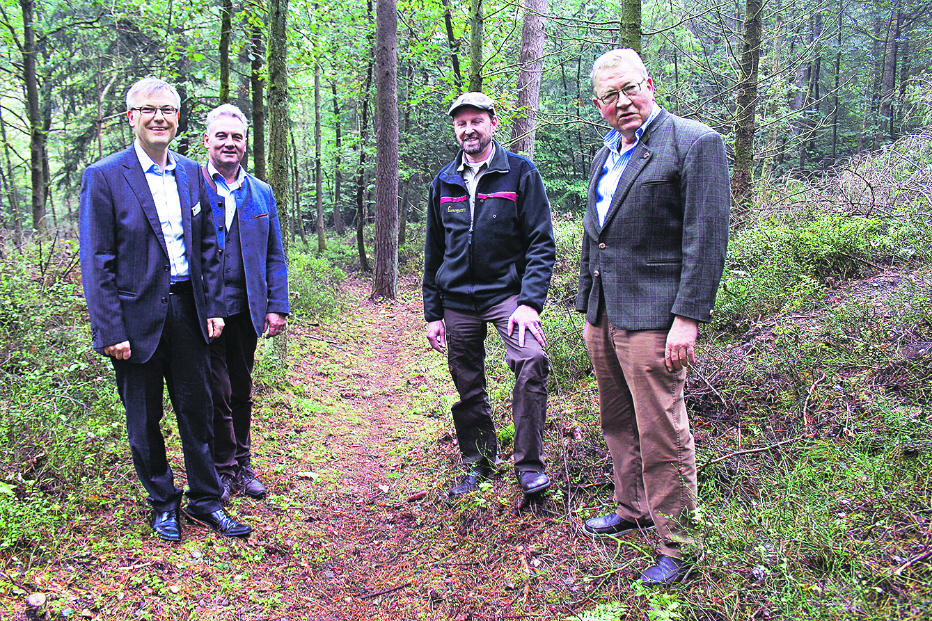 Stehen auf historischem Boden (v. li.): Olaf Muus, Mathias Zimmermann, Moritz Groothoff und Dieter Albers