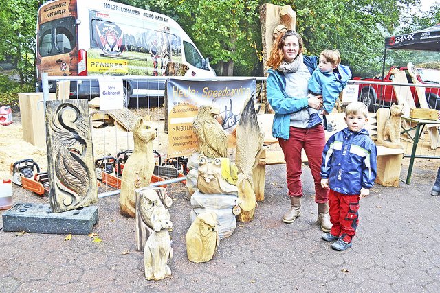 Lisa Toth aus Ehestorf besuchte mit Joshua (10 Monate) und Jakob (3) den "Nordheide Cup" im Kettensägen